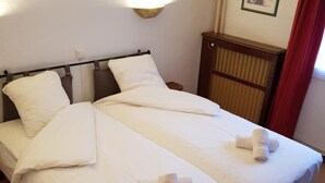 Desk, WiFi (free), bed sheets - Chez Jeannette (Fixin)