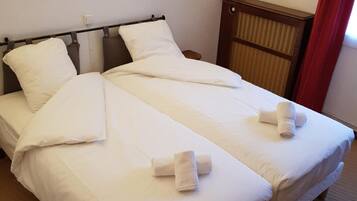 Escritorio, wifi gratis y ropa de cama