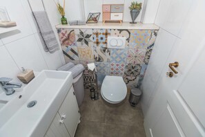 Studio Deluxe | Badrum | Dusch, gratis toalettartiklar, hårtork och handdukar