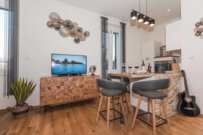 Deluxe Studio | In-room safe, individually decorated, iron/ironing board, free WiFi - Horizon (Split)