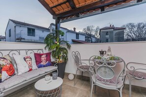 Studio Superior - balkong | Värdeförvaringsskåp på rummet och individuell inredning