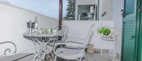 Superior Studio, Balcony | Peti besi dalam bilik, dihias secara berasingan