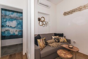 Deluxe Studio | In-room safe, individually decorated, iron/ironing board, free WiFi - Horizon (Split)
