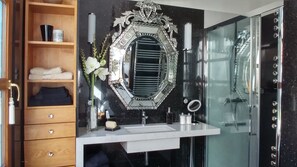 Suite Deluxe, accessible (Victor) | Bany | Dutxa, capçal de dutxa tipus cascada i articles de tocador gratuïts 
