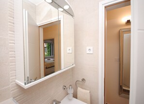 Deluxe Apartment | Bathroom | Shower, rainfall showerhead, free toiletries, hair dryer - Apartments Kogo (Split)