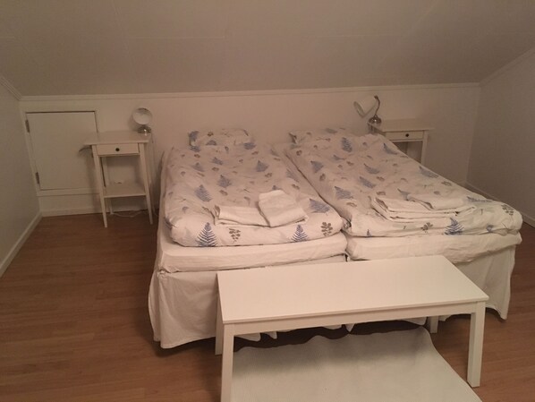 Blackout drapes, free cribs/infant beds, free WiFi, bed sheets - Trollhättans Bed and Breakfast (Trollhattan)