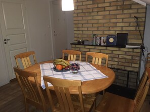 Kjøleskap, mikrobølgeovn, kokeplater og kjøkkenutstyr