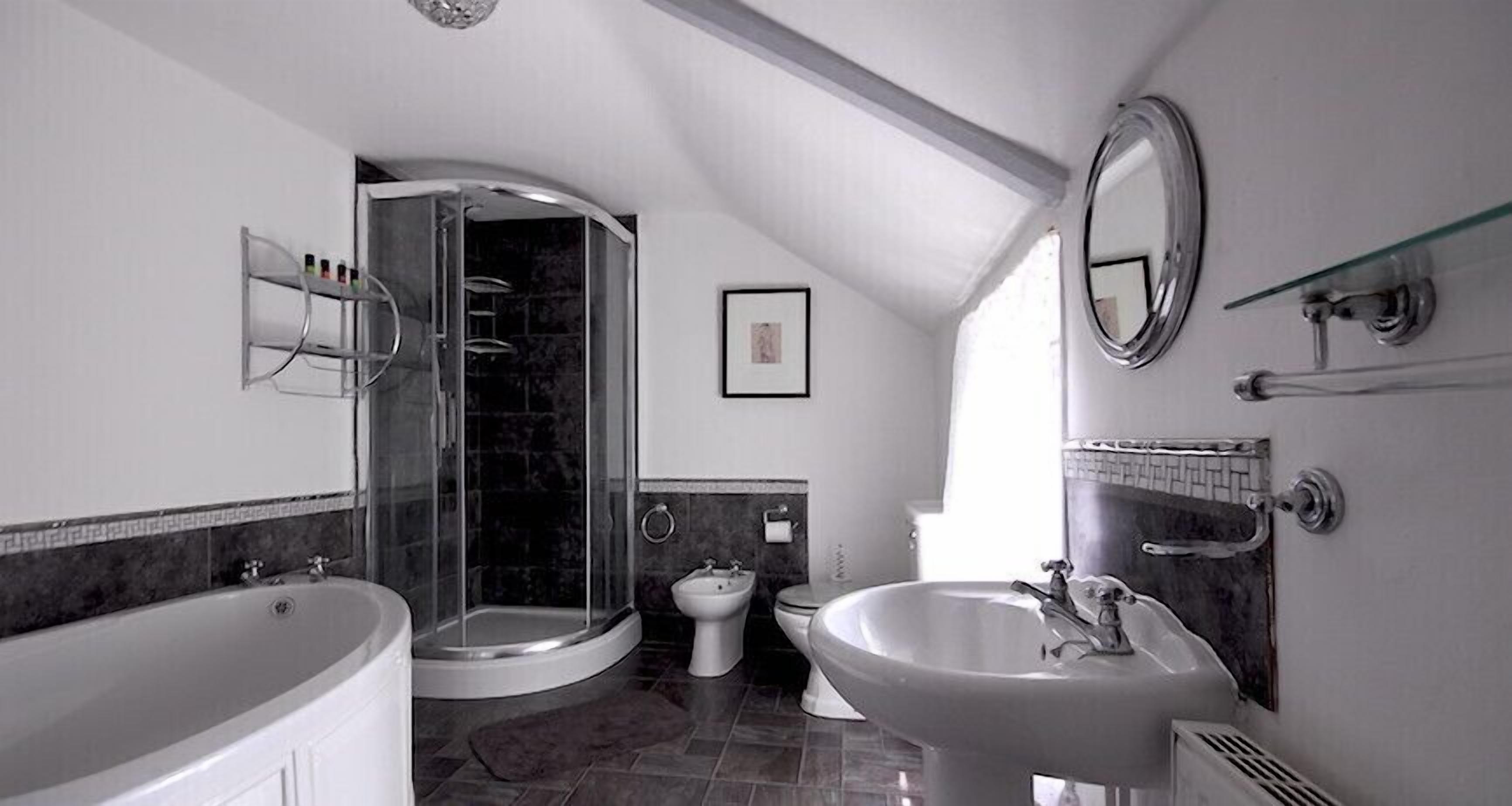 4 Poster Room | Bathroom