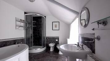 4 Poster Room | Bathroom