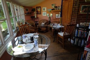 Café da manhã inglês grátis todos os dias