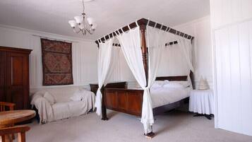 4 Poster Room | Free WiFi