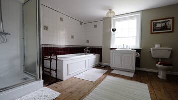 Sleigh Room | Bathroom