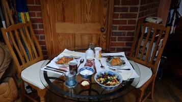Free daily English breakfast
