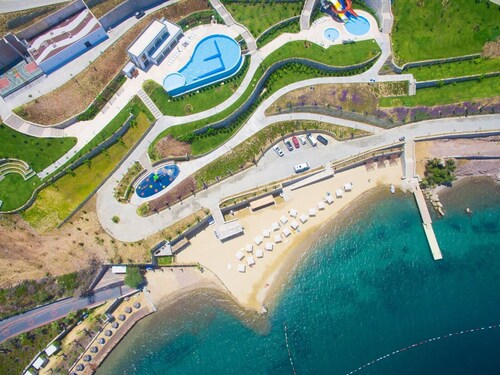 1 Bedroom Apartment Lake View 9 by Likya Global
