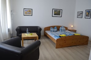 Basic Double Room | Blackout curtains, free cots/infant beds, rollaway beds, free WiFi - Apartment-Hotel (Wittenberge)