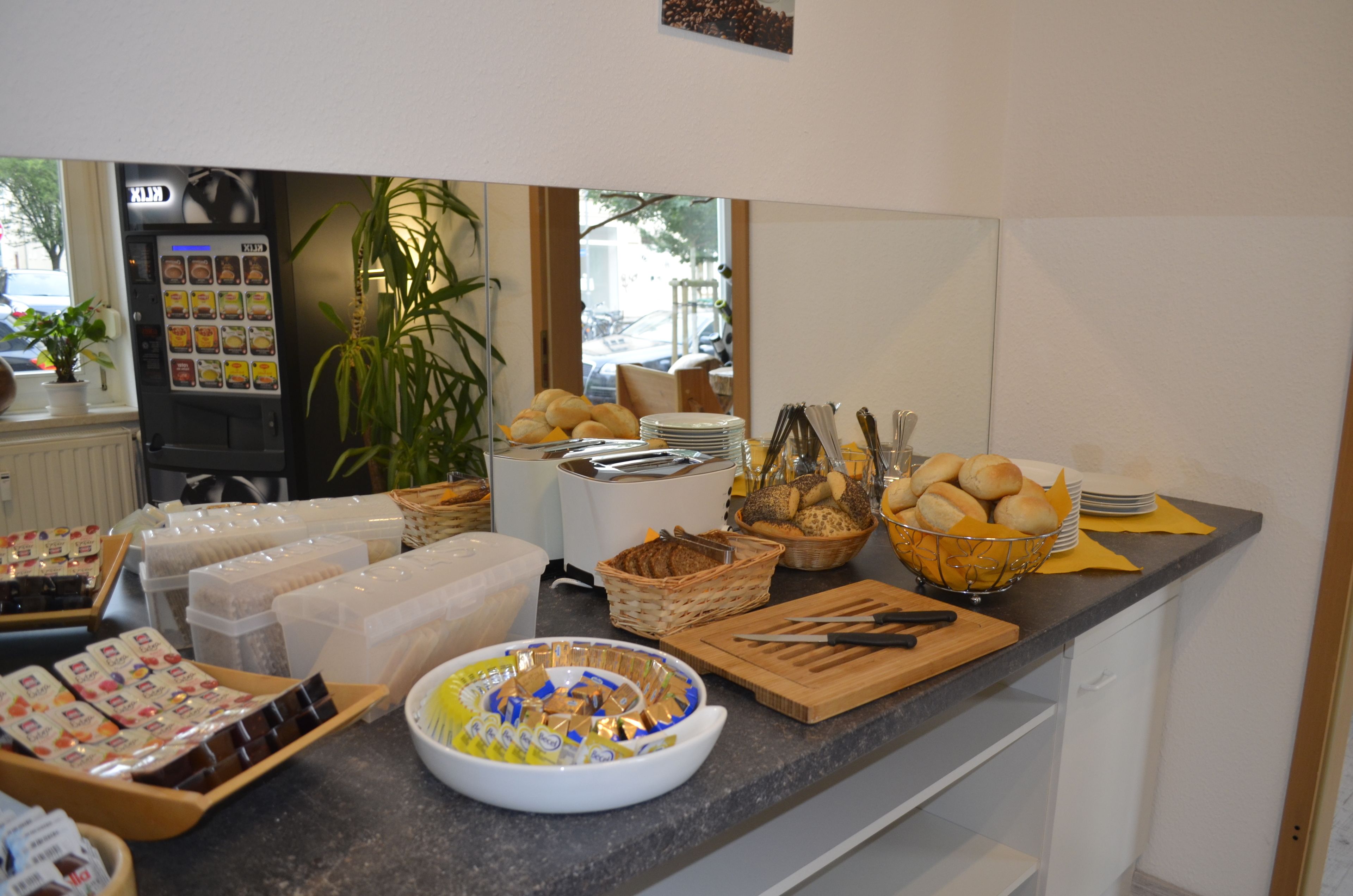 Tägliches Frühstücksbuffet (10 EUR pro Person)