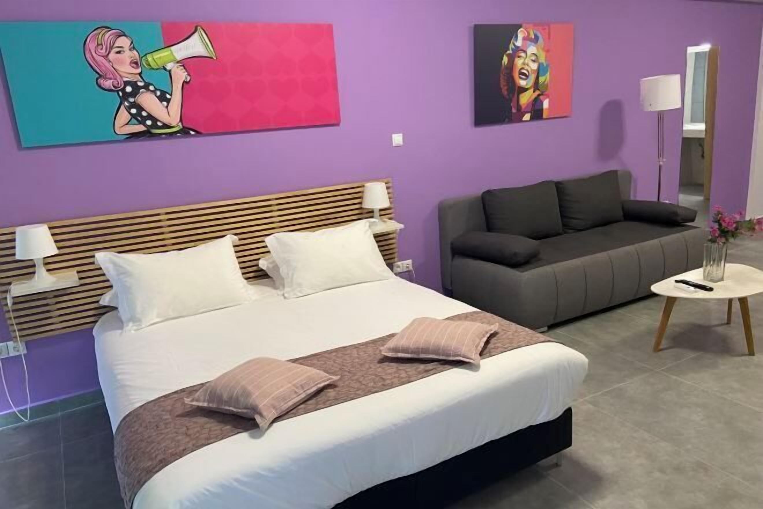 高档床上用品、迷你吧（备有免费物品）、办公桌、笔记本电脑工作区