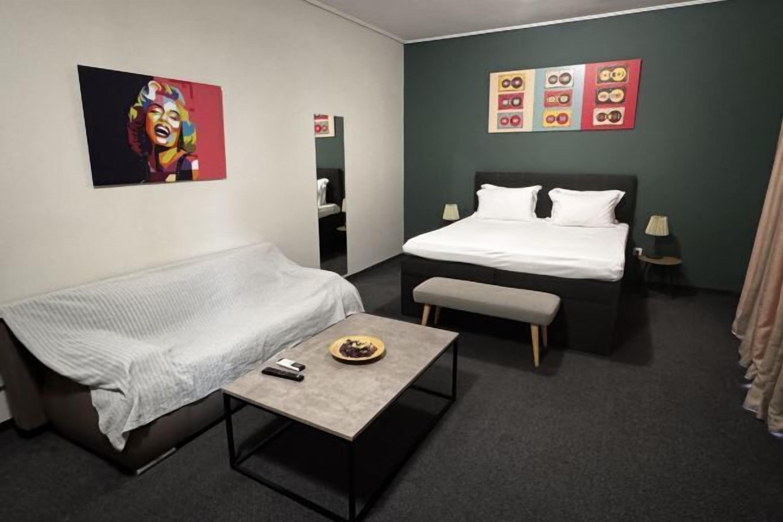 高档床上用品、迷你吧（备有免费物品）、办公桌、笔记本电脑工作区