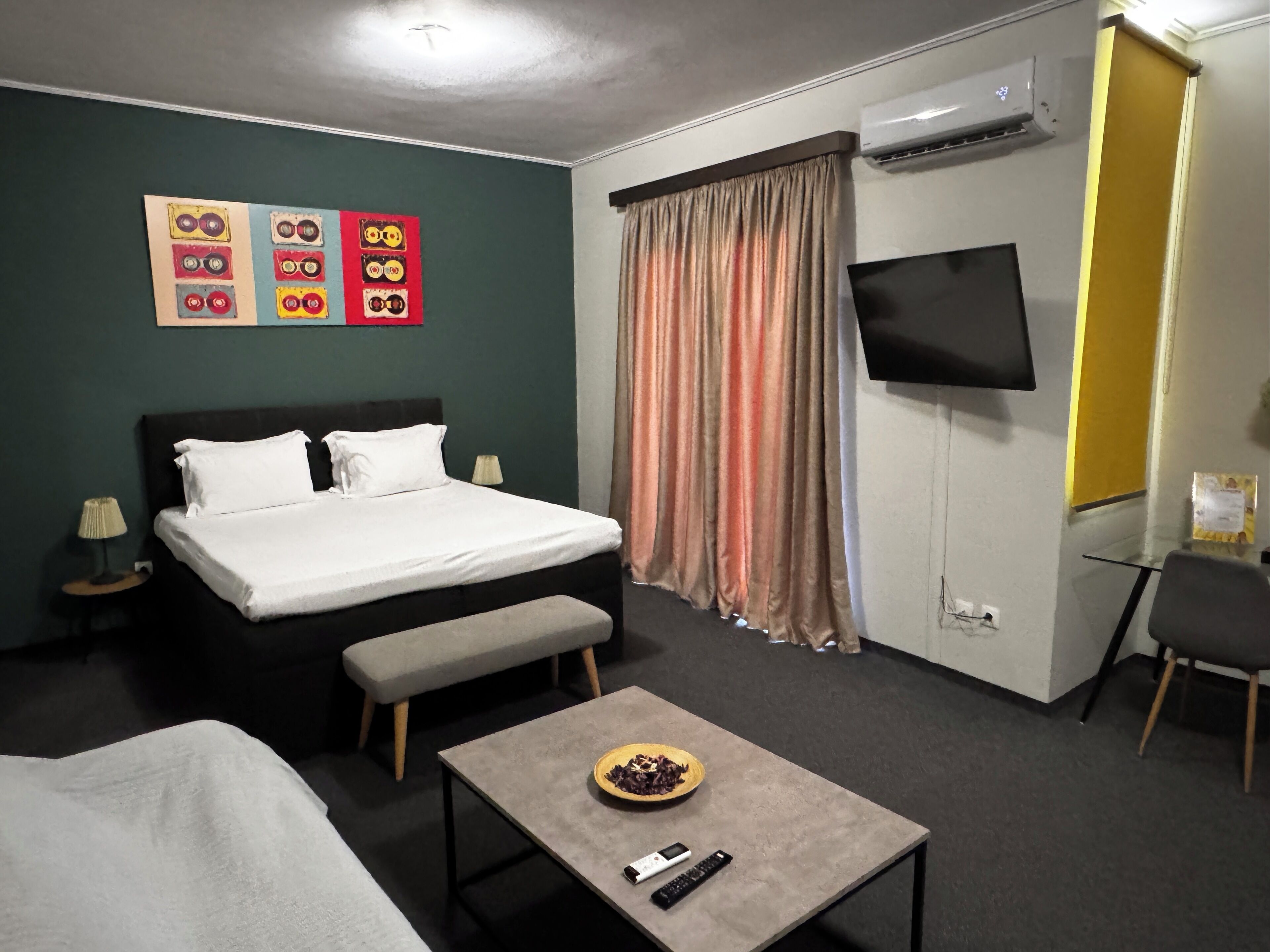 舒适开间套房 | 高档床上用品、迷你吧（备有免费物品）、办公桌、笔记本电脑工作区