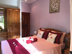 Apartament bàsic, no fumadors, vistes a la muntanya | Bany | Dutxa, capçal de dutxa tipus cascada, assecador de cabells i tovalloles 