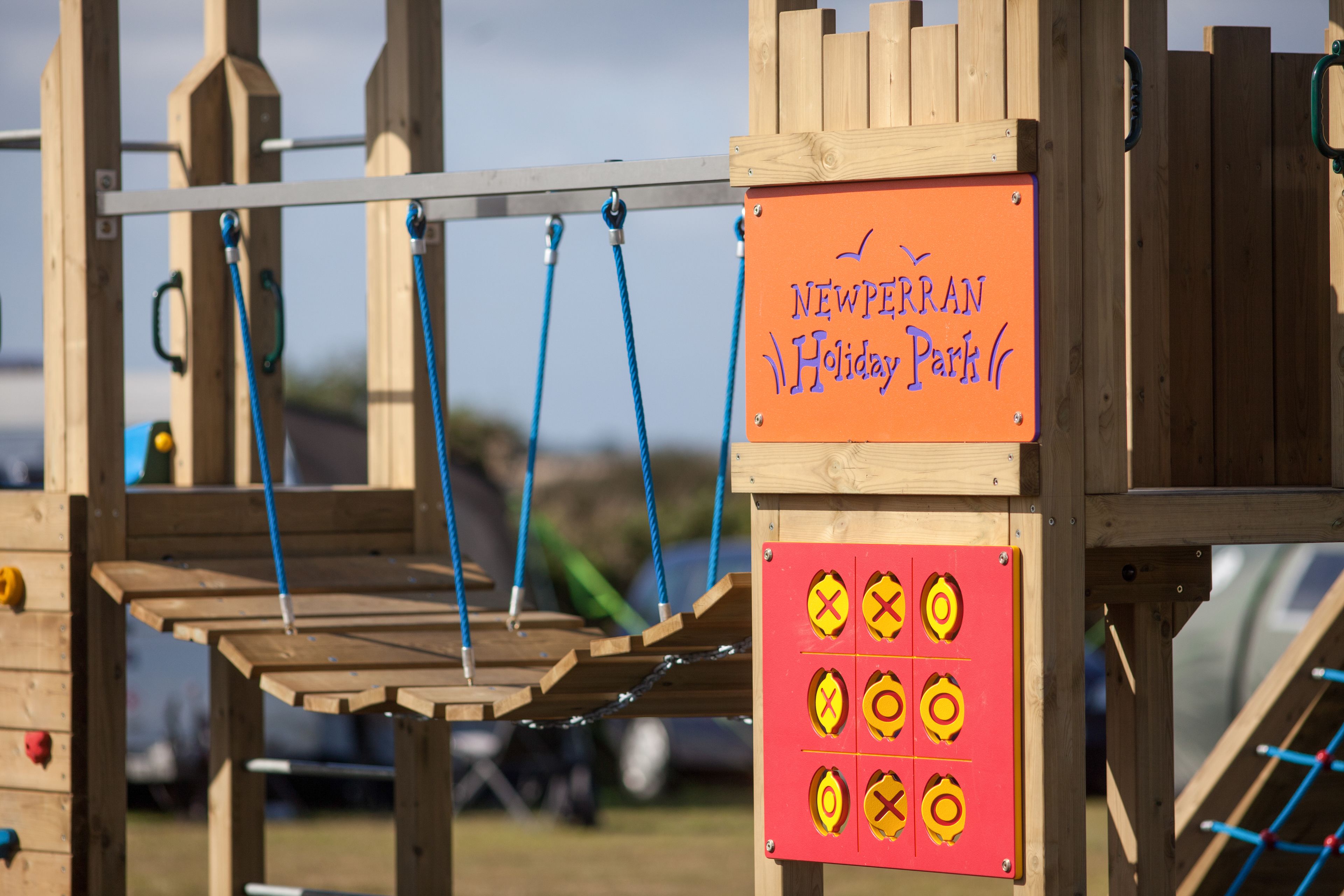 Une structure de jeux en bois sur laquelle est apposée une pancarte indiquant : « Parc de loisirs de Terre-Neuve ».