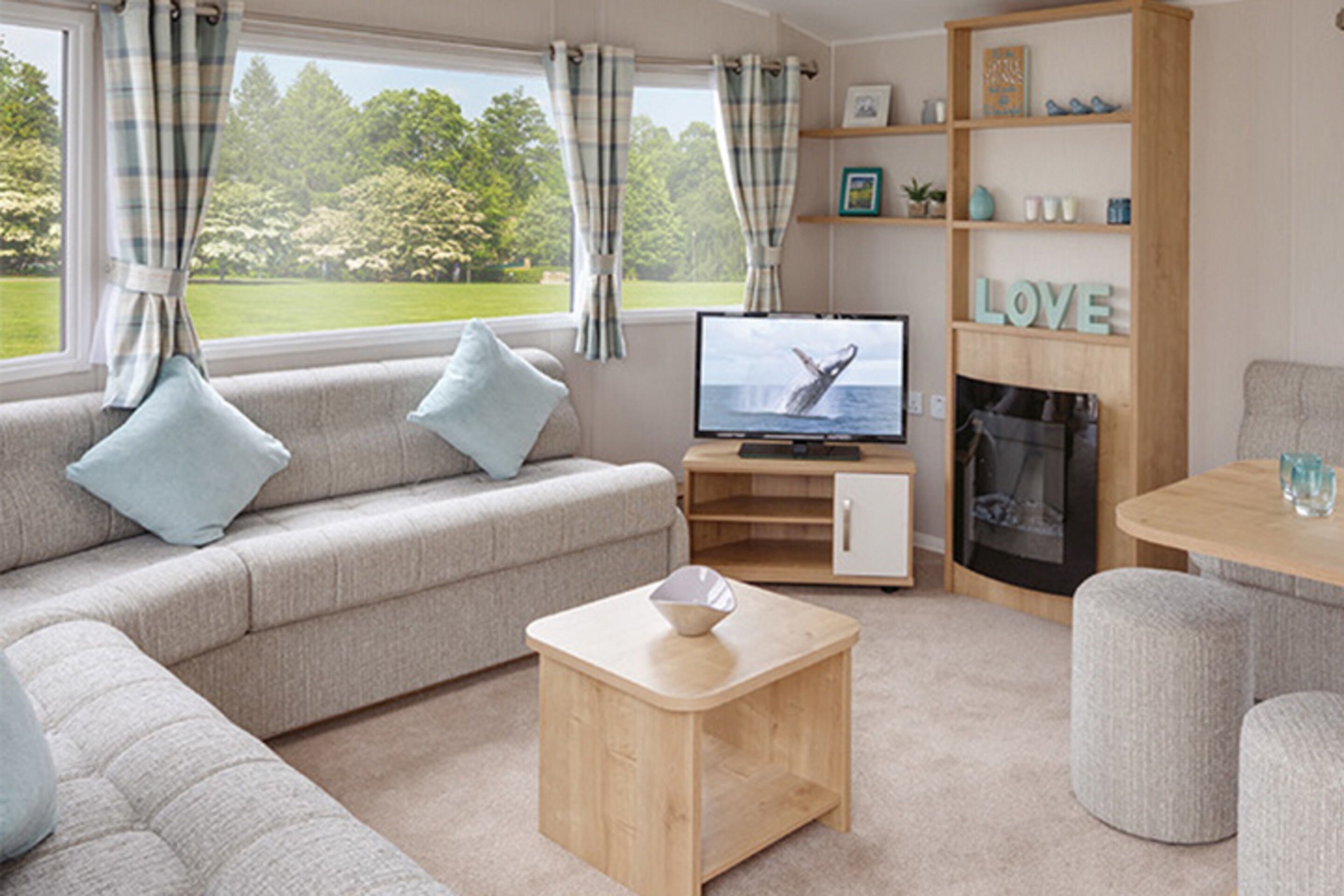 comfort caravan 2 accessible (pet) | living area | flat-screen tv