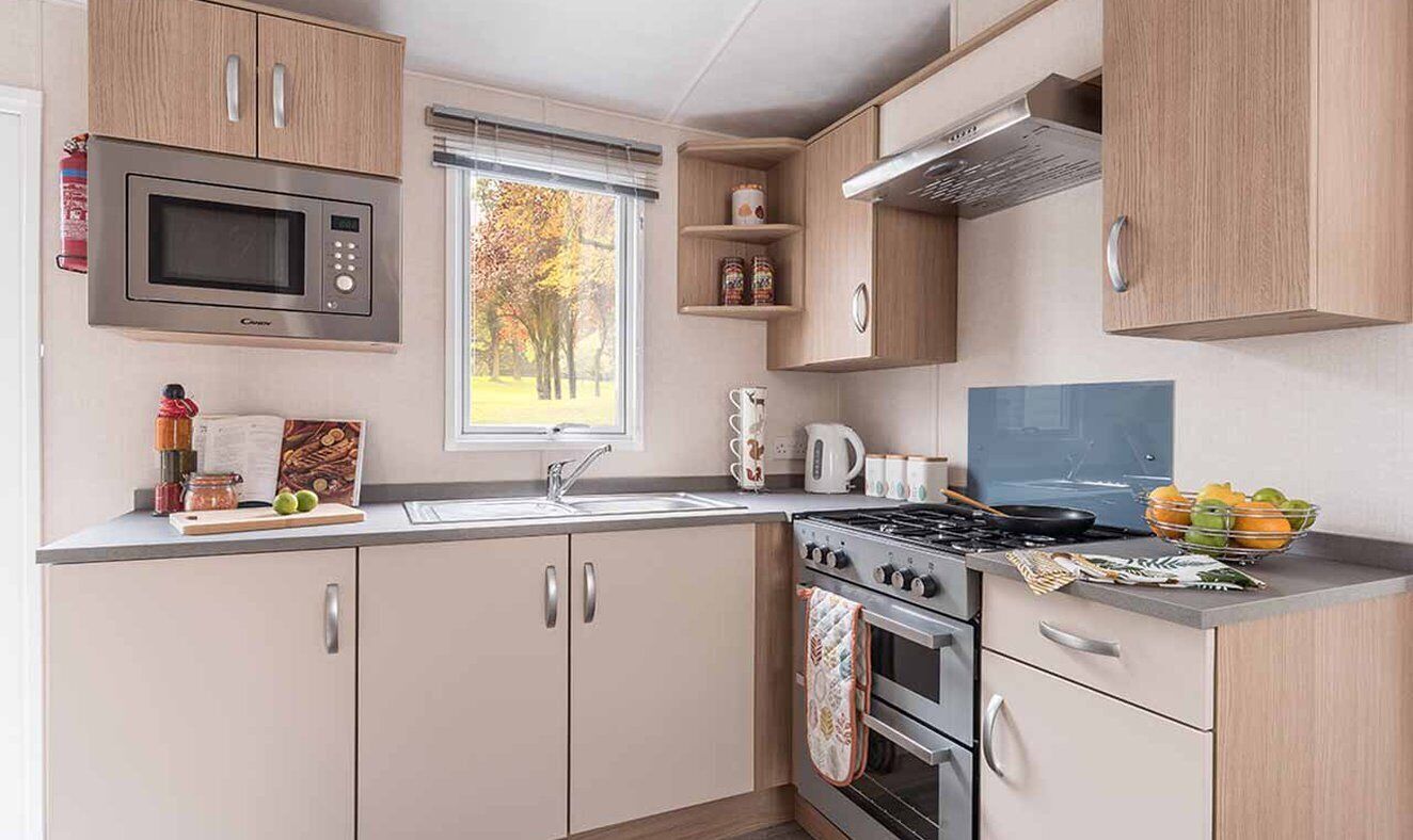 full-sized fridge, microwave, oven, stovetop