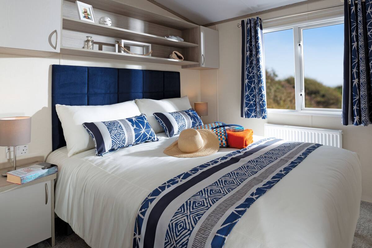 3 bedrooms, hypo-allergenic bedding, iron/ironing board, bed sheets