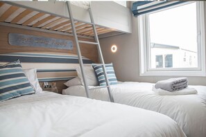 Stargazer 7 Berth with Hot Tub | Hypo-allergenic bedding, iron/ironing board, bed sheets