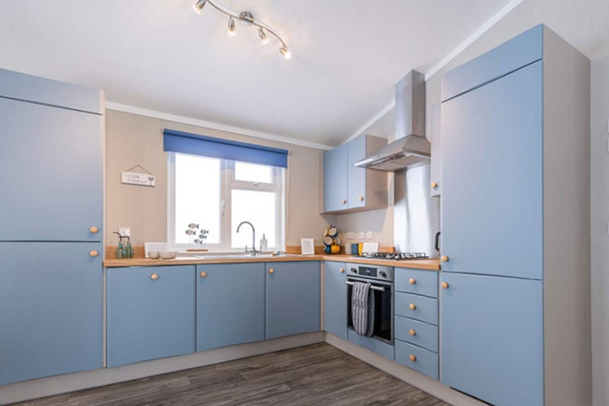 full-sized fridge, microwave, oven, stovetop