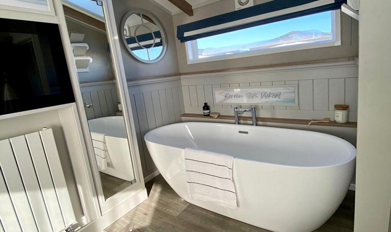 stargazer 7 berth with hot tub | bathroom | towels