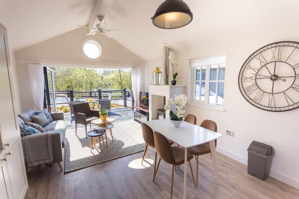 Exclusive Lakehouse | Living area | Flat-screen TV