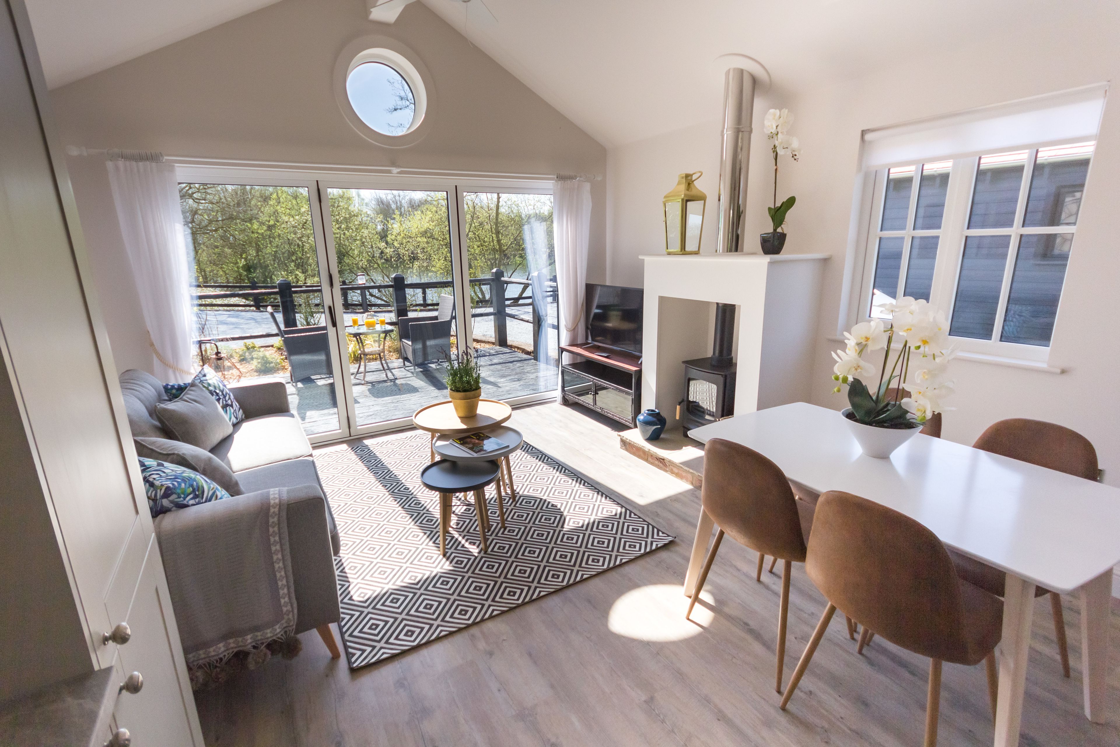 Exclusive Lakehouse | Área de sala de estar | Televisión de pantalla plana 