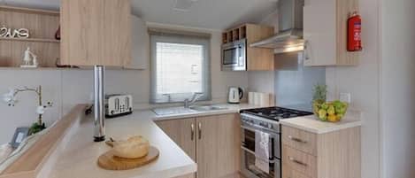 Premium-mobile home - 2 soveværelser | Privat køkken | Køleskab, mikrobølgeovn, ovn, kogeplade