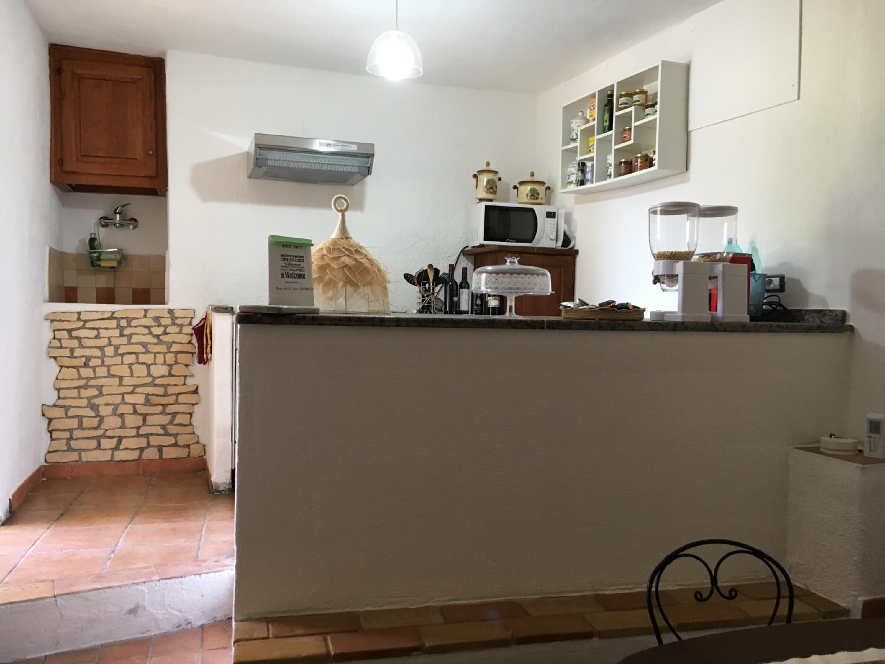 Refrigerador con congelador, microondas, horno y parrilla de estufa 