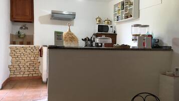 Refrigerador con congelador, microondas, horno y parrilla de estufa