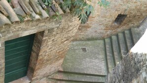 Chambre Double ou avec lits jumeaux, salle de bains attenante (Diana) | Vue sur la rue