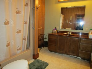 Standard House, Multiple Beds, Non Smoking (Active Lakeview Escape) | Bathroom - Active Lakeview Escape (Gile)