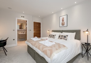 Premium Penthouse, City View | 2 bedrooms, premium bedding, iron/ironing board, travel crib - Silver Lining - Penthouse with parking (Edinburgh)