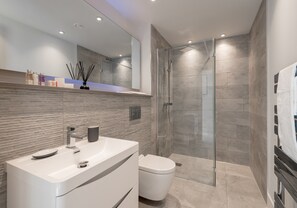 Premium Penthouse, City View | Bathroom | Shower, hair dryer, towels, shampoo - Silver Lining - Penthouse with parking (Edinburgh)