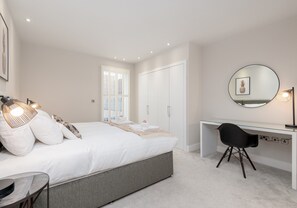 Penthouse Premium, pemandangan kota | 2 kamar tidur, seprai premium, dan setrika/meja setrika