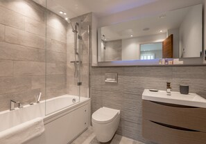 Penthouse Premium, pemandangan kota | Kamar mandi | Shower, pengering rambut, handuk, dan sampo