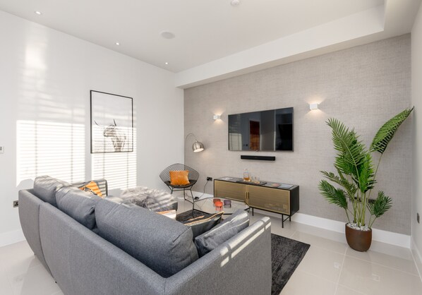Premium Penthouse, City View | Living area