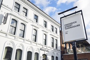 A white building with a sign that reads "Frederick Street Townhouse." - Frederick Street Townhouse (Birmingham)