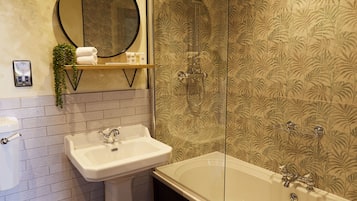 Superior Double Room | Bathroom | Free toiletries, hair dryer, towels