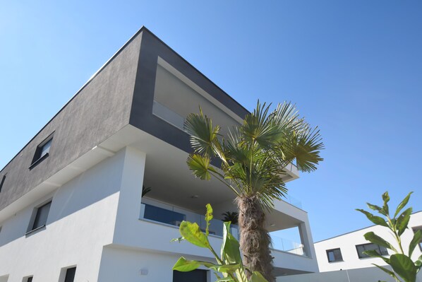 Vista frontal de la propiedad