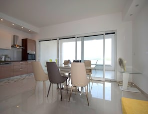 Apartment, 2 Bedrooms (688) | Living area