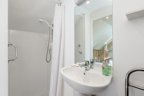 Studio | Badkamer | Gratis toiletartikelen, een haardroger, handdoeken
