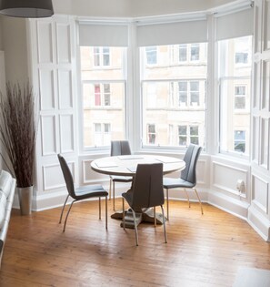 Luxury Apartment, 3 Bedrooms | In-room dining - Silver Lining - Meadows Apartments (Edinburgh)