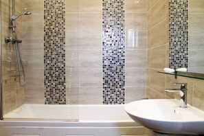 Signature Apartment, 1 Double Bed | Bathroom | Free toiletries, hair dryer, towels - Silver Lining - Meadows Apartments (Edinburgh)